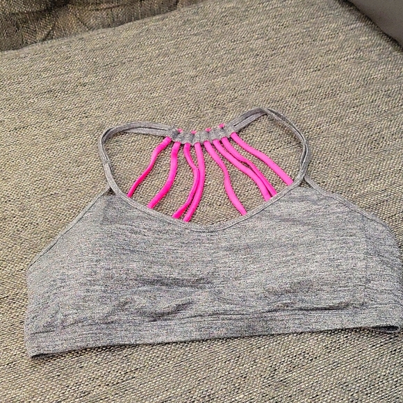 Workout top with pads - Picture 1 of 2
